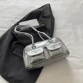 Metallisch silberne minimalistische Schultertasche mit zwei Vordertaschen und Design - Silber