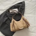 Elegante bolso de ante camel tipo media luna con cadenas de perlas doradas y borlas - Caqui