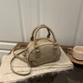 Khaki Bowling-Handtasche aus Wildleder mit verstellbarem Schultergurt und Nieten - Khaki