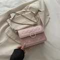 Rosafarbene gesteppte Umhängetasche mit Perlenschnalle und Metallkettenriemen Details - Rosa