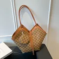 Sac cabas à motif damier marron avec petit porte-monnaie assorti sur un socle - Marron