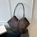 Grand cabas à damier marron foncé avec petite pochette ronde pour le travail quotidien - Marron