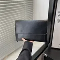 Minimalistische zwarte matte imitatielederen enveloppe clutch met afneembare polsband voor dames - Zwart