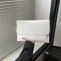 Moderne witte enveloptas van imitatieleer met handige polsband voor dames - Wit