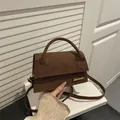 Elegante braune Wildleder-Umhängetasche mit Goldlogo und minimalistischem Griff - Braun
