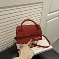 Minimalistische rote Wildleder-Umhängetasche mit goldenem Logo und Riemen für Damen - Rot