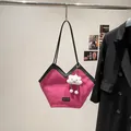 Borsa tote in velluto a coste rosa con cinghie nere e ciondolo a forma di nuvola - Con Ciondolo / Rosa Rosso