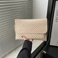 Pochette a busta in pelle con stampa geometrica e fibbia in metallo argentato elegante - Monogramma Cachi