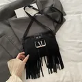 Sac seau bandoulière noir en daim avec longues franges et boucle métallique argentée chic - Noir
