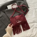 Sac bandoulière en suédine bordeaux avec longues franges et boucle en métal doré - Rouge