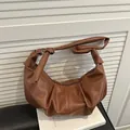 Borsa a mezzaluna retrò marrone in pelle martellata con nodi e anelli argentati - Marrone