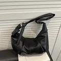 Borsa hobo nera a pieghe con trama a grana e dettaglio della tracolla annodata - Nero
