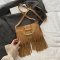 Sac seau vintage en daim marron avec de longues franges et une boucle métallique chic - Marron