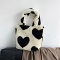 Borsa a secchiello in peluche bianco crema con cuori neri e manici morbidi - Beige