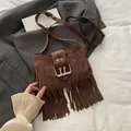 Sac seau vintage marron en daim à franges avec grande boucle métallique sur un blazer - Marron