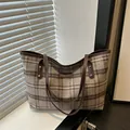 Sac cabas rétro à carreaux gris avec poignées en cuir marron et fini texturé - Grand Plaid Gris