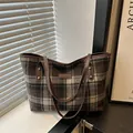 Grand sac cabas en laine à carreaux marron avec lanières en cuir au style vintage - Grands Carreaux Café