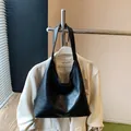Bolso hobo negro grande en cuero con textura de lichi y elegante logotipo de moda - Negro