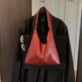 Bolso hobo de cuero rojo oscuro con textura de grano y correa de hombro integrada - Rojo