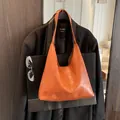 Bolso hobo chic de cuero PU marrón caramelo de gran capacidad con correa negra - Marrón