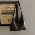 Bolso hobo grande de cuero marrón con textura vintage y sello de moda - Marrón