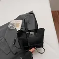 Minimalistische schwarze Hochglanz-Beuteltasche mit silbernem Drehverschluss und Riemen - Schwarz