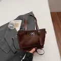 Minimalistische tiefbraune Tragetasche aus Kunstleder mit silbernem Drehverschluss - Kaffeebraun