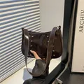 Donkerbruine hobo-tas met glanzende afwerking, vintage zilveren noppen en brede riem - Bruin