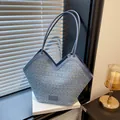 Schultertasche aus blauem Tweed mit Goldfaden und elegantem V-förmigem Ausschnittdetail - Blau