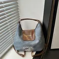 Sac bandoulière en jean bleu avec rabat en cuir marron et imprimés cartoons - Bleu