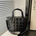 Bolso tote acolchado negro con correa ajustable y diseño de costura cuadrada - Negro