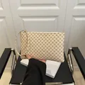Pochette femme avec dragonne et motif floral vintage sur cuir synthétique crème - Trèfle Blanc