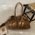 Borsa tote in camoscio caramello con tracolla e mini pochette coordinata - Marrone