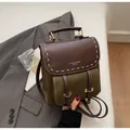 Vintage Rucksack in Dunkelbraun und Olivgrün mit Schnallendetails und Ziernähten - Grün