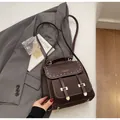 Dunkelbrauner Retro-Mini-Rucksack aus PU-Leder mit Kontrastnähten und goldener Hardware - Kaffeebraun