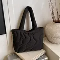Grande borsa tote nera trapuntata con cuciture a onda per il pendolarismo moderno - Nero