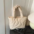 Borsa tote trapuntata panna con imbottitura a onde e manici spessi per l'uso quotidiano - Bianco Sporco