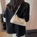 Borsa a spalla bianco crema testurizzata struzzo con catena in metallo e cinturino - Bianco Sporco