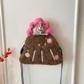 Borsa a tracolla in peluche marrone con ricamo a ciliegia e manico trapuntato rosa - Marrone