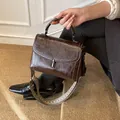 Vintage dunkelbraune Umhängetasche mit breitem Jacquard-Gurt und poliertem Öl-Wachs-Finish - Kaffeebraun