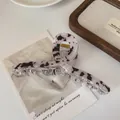 Schicke Haarklammer mit schwarz-weißem Marmormuster, transparenten Zähnen und Goldfeder - Schwarz-Weiß Leopard Groß