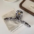 Große Haarspange mit schwarz-weißem Marmormuster, goldener Feder und klaren Zähnen - Grau Leopard Groß