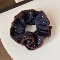 Marineblauer Haargummi mit Polka-Dots und brauner Häkelkante im schicken Retro-Stil - Braunes Gepunktetes Doppellagiges Haargummi