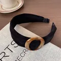 Elegante zwarte gewatteerde brede haarband met een decoratieve schildpad ringgesp - Zwart