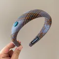 Cerchietto imbottito a quadri retrò in grigio-blu e arancione con etichetta - Blu