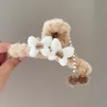 Pinza per capelli in peluche kaki con perle, nappe e pompon in pelliccia per donne - Farfalla Bianca Pinza Caffè