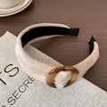 Maillard-stijl beige fluwelen haarband met een modieuze schildpad-ringsluiting - Khaki