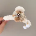 Grande molletta per capelli in peluche beige con fiocco in pizzo e nappe di perle - Fiore Caffè Fiocco Crema
