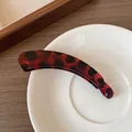 Matte rotbraune Bananen-Haarklammer mit Schildpattmuster im minimalistischen Design - Dunkler Schildpatt-Leoparden-Stil / Dunkler Leopard