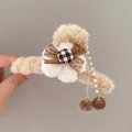 Pince à cheveux en peluche kaki avec fleur blanche et pampille de perles douce - Fleur Crème Nœud Café